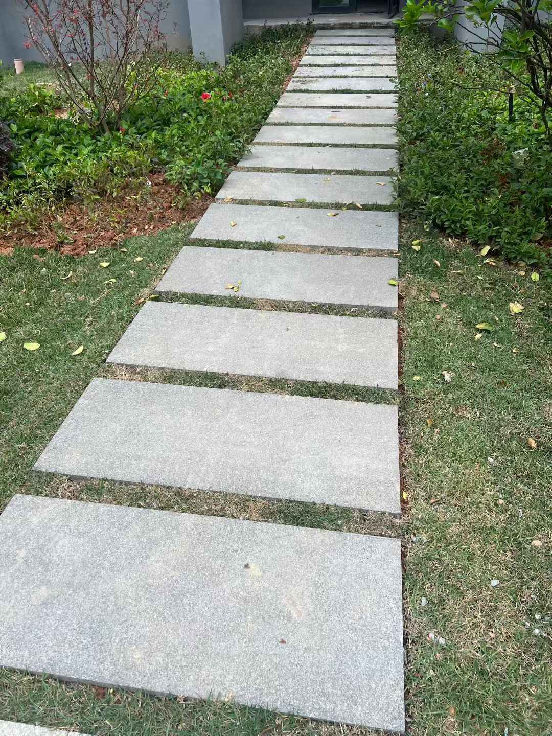 黑河 芝麻黑小区踏步、汀步石铺装效果