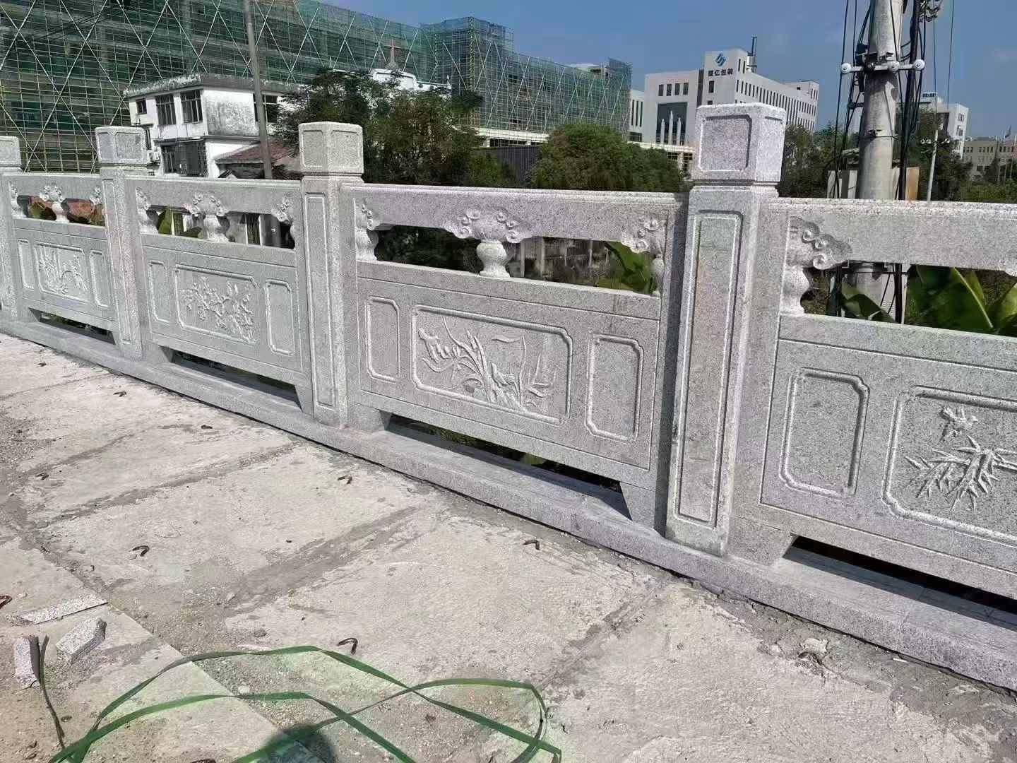 黑河 芝麻白栏杆