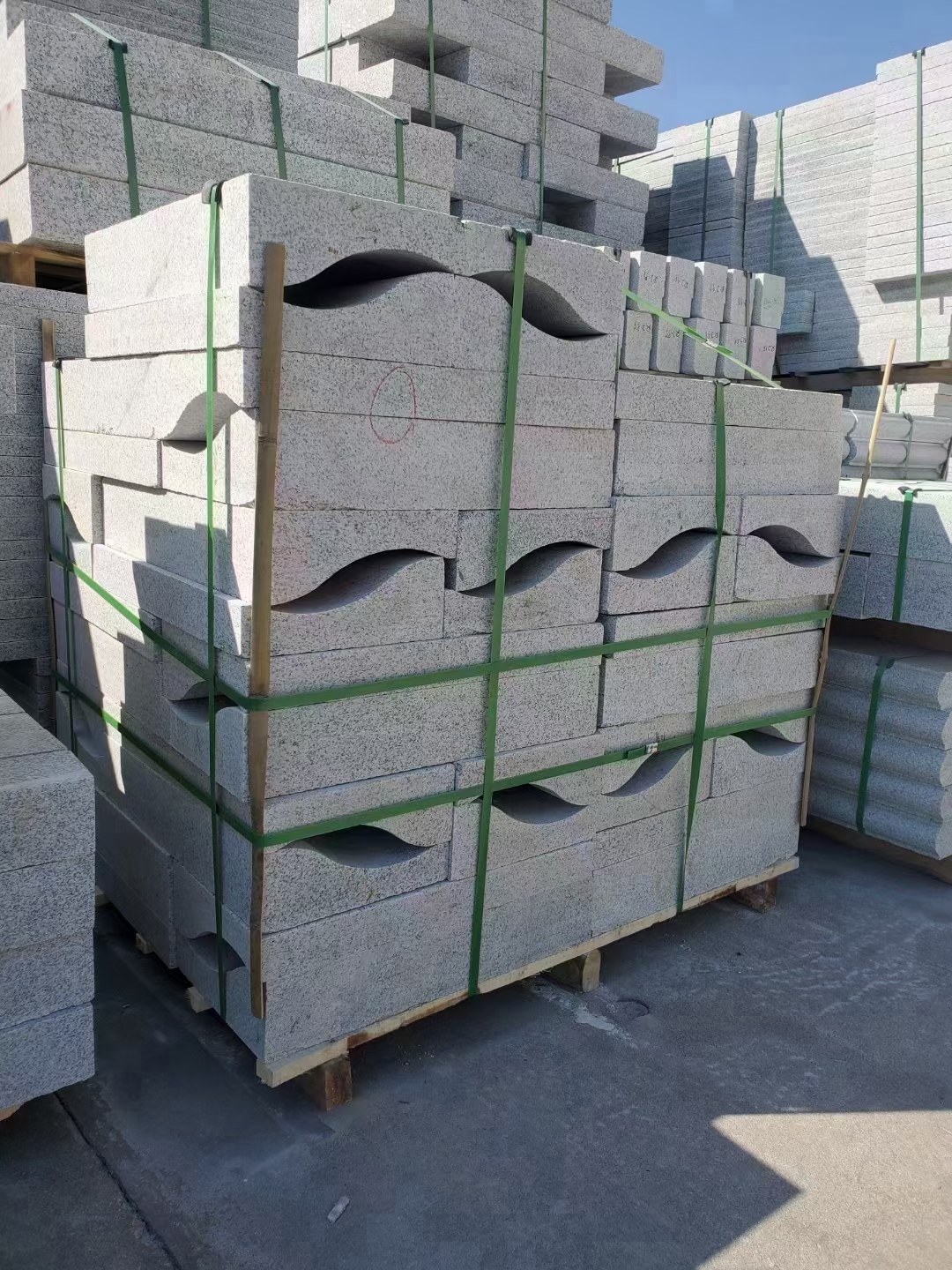 黑河路沿石芝麻白铺装